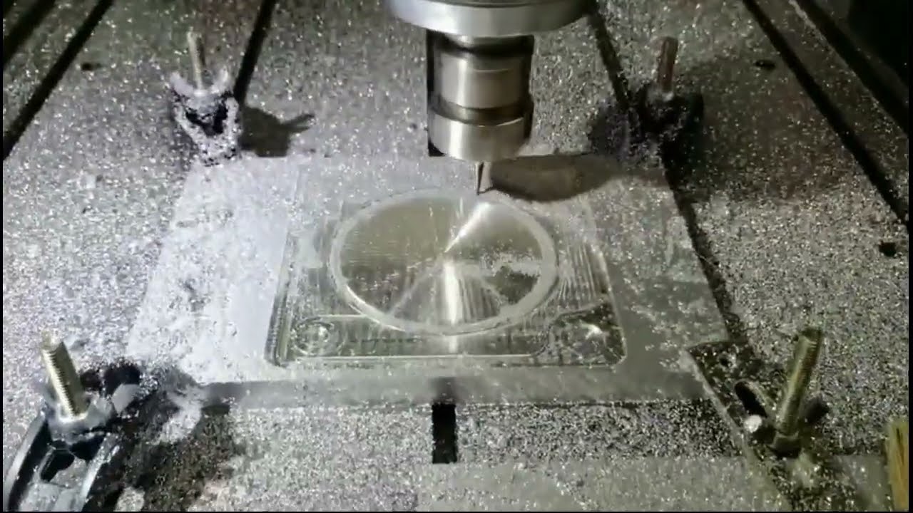 帶自動換刀裝置的 CNC 成型機 帶自動換刀裝置的 CNC 成型機